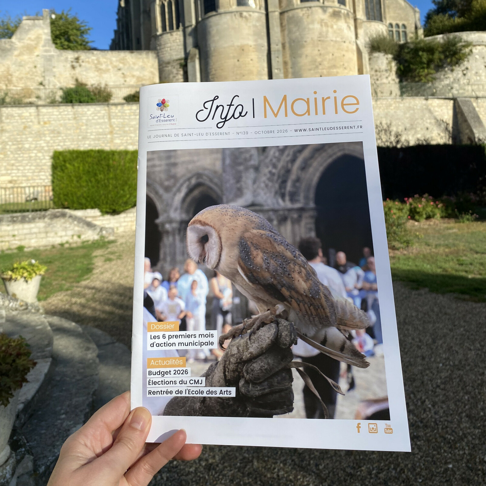 Photo du journal municipal dans le parc de la mairie